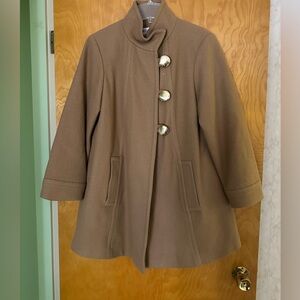 Elegant tan long sleeved coat